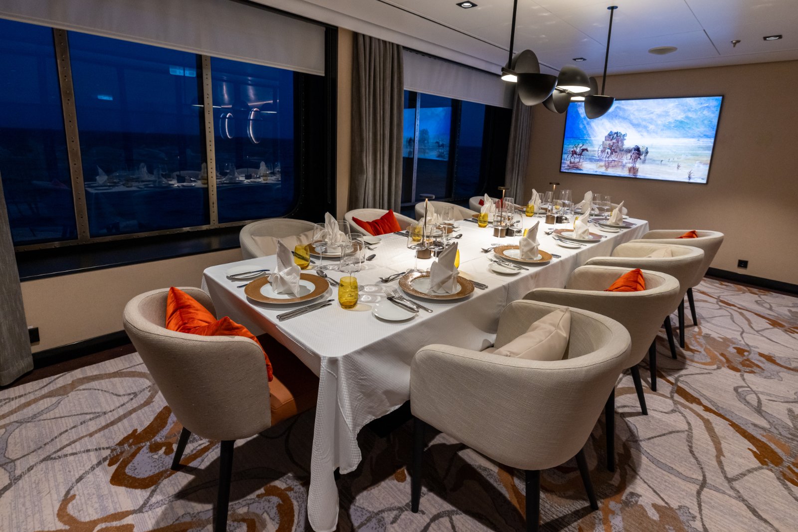 Mesa posta para jantar privativo a bordo de navio de luxo Swan Hellenic