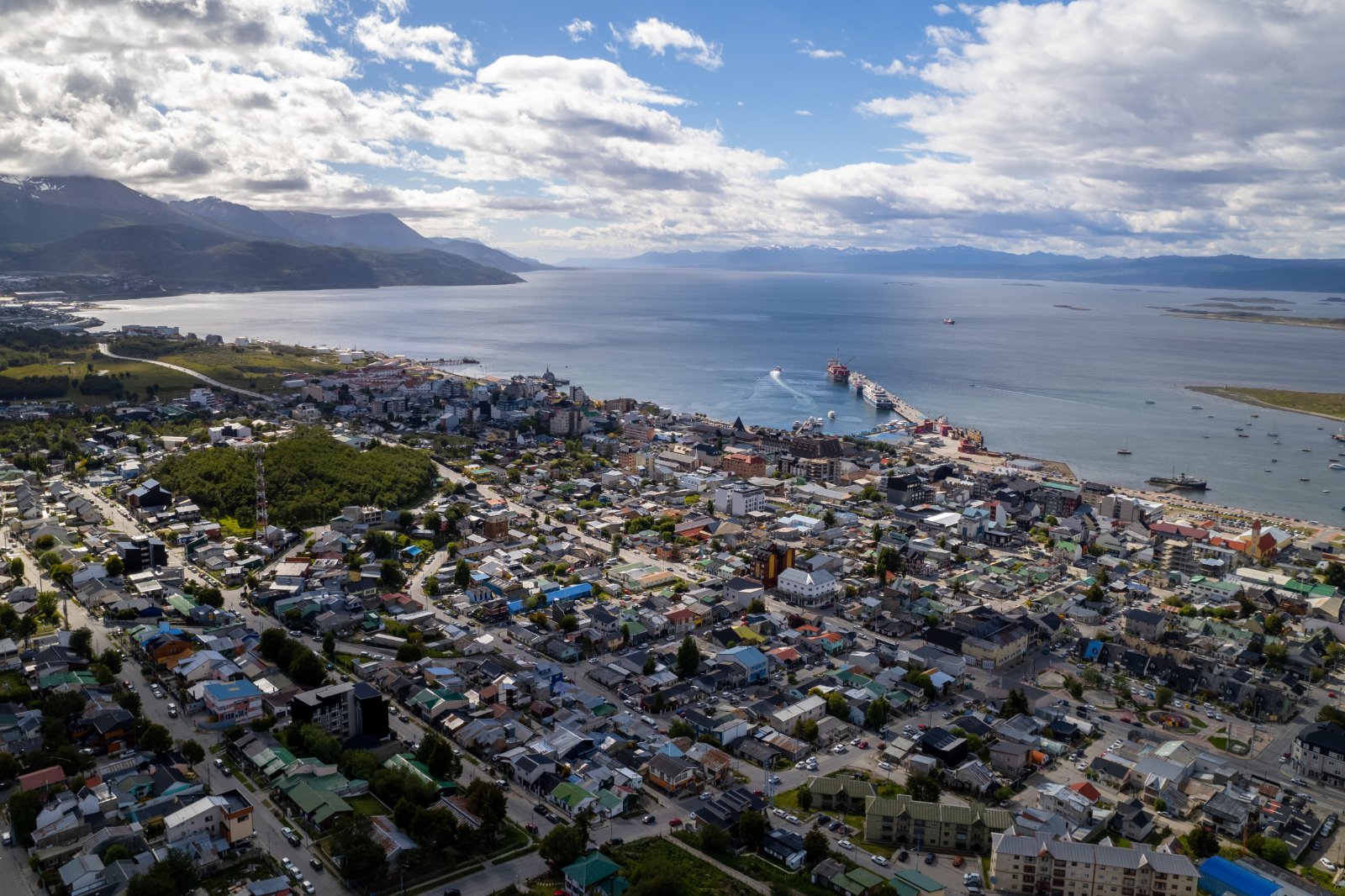 Vista aérea de Ushuaia, na Patagônia argentina, com o Canal de Beagle e montanhas
