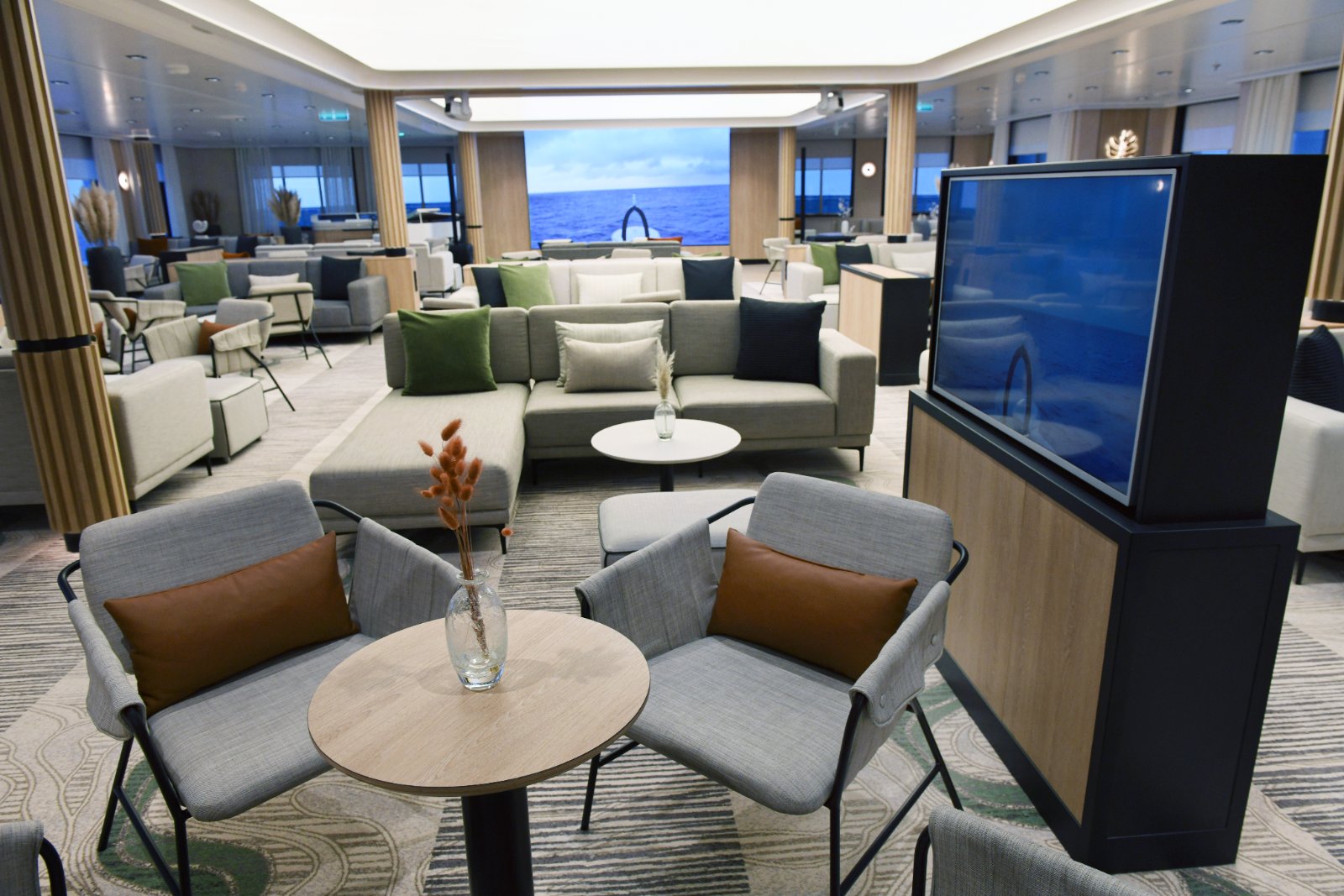 Observation Lounge do navio Swan Hellenic com poltronas e vista panorâmica para o mar